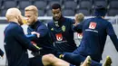Penyerang Swedia Alexander Isak (tengah) melakukan pemanasan dengan rekan satu timnya selama sesi latihan di Friends Arena di Solna, Senin (11/10/2021). Duel antara Swedia vs Yunani pada lanjutan Kualifikasi Piala Dunia 2022 zona Eropa Grup B pada Rabu dini hari WIB. (LUNDAHL/TT News Agency/AFP)