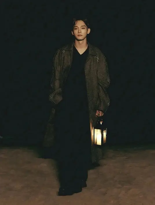 Tidak hanya bernyanyi, Chen juga akan memperlihatkan kemampuannya menulis lirik dalam salah satu lagu di mini album Last Scene. Penyanyi yang sudah memiliki dua anak ini akan berpartisipasi dalam lirik lagu I Don't Even Mind. (Instagram/@weareone.exo)