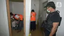 Pelanggar Operasi Yustisi mencegah penularan Covid-19 dihukum di Ruko Granada, BSD, Tangerang Selatan, Banten, Rabu (23/9/2020). Sebagai efek jera, warga yang tidak mengenakan masker diberi sanksi sosial berupa membersihkan toilet, menyapu, push up, dan denda Rp 50 ribu. (merdeka.com/Dwi Narwoko)