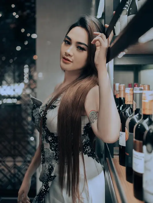 Dalam berbagai penampilannya sehari-hari, sesekali ia tampil dalam busana berhijab. Ia pun memiliki gaya rambut pendek yang sangat pas dengan parasnya yang cantik sejak ia masih di bangku sekolah. (Liputan6/IG/@arlidaputrii)