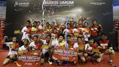 Peserta yang lolos dalam Audisi Umum Beasiswa Bulutangkis PB Djarum di GOR Sritex, Solo, Senin (11/4/2016). Peserta yang lolos ini akan mengikuti final audisi umum yang akan berlangsung di Kudus pada September 2016 nanti. (Bola.com/Arief Bagus)