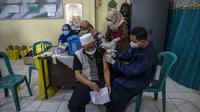 Seorang pria menerima dosis vaksin booster COVID-19 Pfizer di Surabaya, Jawa Timur, Kamis (13/1/2022). (JUNI KRISWANTO/AFP)