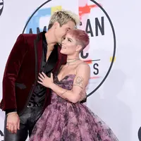 Potret Halsey dan G-Eazy saat menghadiri MTV VMA 2018. (KEVORK DJANSEZIAN / AFP)