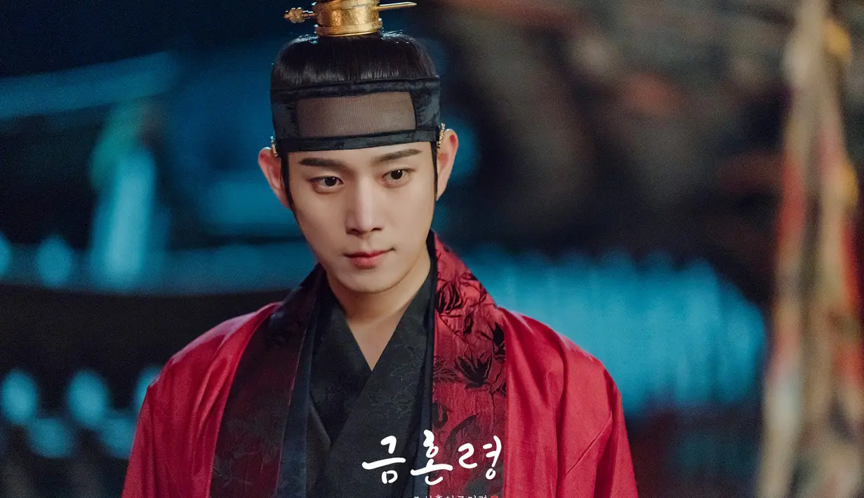“Karakter saya, Lee Heon, adalah raja Joseon yang kehilangan istrinya tujuh tahun lalu akibat sebuah peristiwa misterius. Dia pun jatuh dalam kesengsaraan. Setelah bertemu dengan So-rang, ia kembali menemukan cinta dan berkembang," ujar Lee Young Dae. (MBC via Soompi)