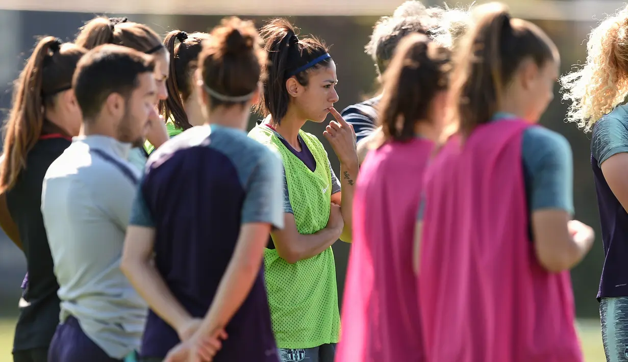 Bek Barcelona Leila Ouahabi (tengah) mendengarkan pelatih Luis Cortes berbicara selama latihan di Joan Gamper Sports City, Barcelona (15/5/2019). Tim wanita Barcelona akan bertanding melawan Lyon pada final Liga Champions 18 Mei 2019 di stadio Groupama Arena. (AFP Photo/Josep Lago)