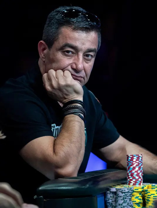 Hossein Ensan, seorang pro poker Iran-Jerman saat bermain di meja final World Series of Poker di Las Vegas (14/7/2019). Tabel final Poker Main Event 2019 World Series menyisakan sembilan pemain yang tersisa dalam pertarungan mendapatkan hadiah $ 10 juta. (Steve Marcus/Las Vegas Sun via AP)