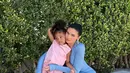 Kylie Jenner dan putrinya Stormi sama-sama memakai pakaian warna pastel yaitu biru dan pale pink untuk merayakan Paskah 2022 (Foto: Instagram @kyliejenner)