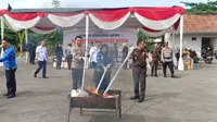 Pemusnahan barang bukti ganja dengan cara dibakar di Kejari Bandar Lampung.  Foto : (Liputan6.com/Ardi).