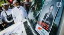 Massa Gentari (Genarasi Cinta Negeri) membawa poster dalam aksi dukungan kepada Gubernur DKI, Anies Baswedan di Balai Kota DKI Jakarta, Selasa (14/1/2020). Mereka mengawal Anies Baswedan agar menyelesaikan program kerja sebagai Gubernur DKI terkait penanganan banjir. (Liputan6.com/Faizal Fanani)