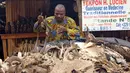 Lucien Yekpon, seorang dukun Lome berdiri di depan lapak dagangannya di pasar jimat Akodessewa di Togo, Afrika, 5 Agustus 2015. Pasar ini menjual berbagai benda-benda klenik dan juga peralatan sihir. (AFP PHOTO/EMILE KOUTON) 