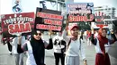 Sejumlah warga membawa poster bertuliskan sosialisasi Pemilu 2024, saat Hari Bebas Kendaraan Bermotor (HBKB) di kawasan Bundaran HI, Jakarta, Minggu (20/8/2023). (Liputan6.com/Johan Tallo)