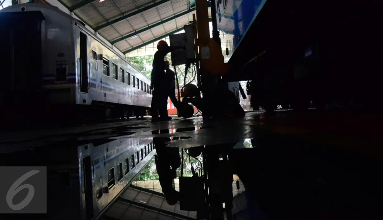 Pekerja Dari PT. KAI  melakukan perbaikan gerbong kereta di depo kereta Poncol Semarang, Jumat   (17/06). Bahkan PT. KAI memperkerjakan 30 orang per harinya untuk bisa mencapai target waktu lebaran. (Gholib)