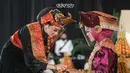 Calon istri Rizky Billar ini juga mempercantik kuku jarinya dengan tumbukan daun pacar merah atau Inai di seluruh kuku jari tangannya. (Instagram/aldiphoto).