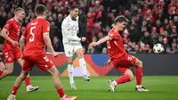 Pemain Portugal, Cristiano Ronaldo, melepaskan tendangan saat melawan Denmark dalam laga leg pertama perempat final UEFA Nations League 2024/2025 yang digelar di Stadion Parken, Copenhagen, Jumat (21/3/2025) dini hari WIB. (AFP/Jonathan Nackstrand)