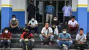 Nelayan Myanmar menunggu untuk dideportasi setelah ditahan selama delapan bulan oleh pihak berwenang Indonesia di Banda Aceh (5/8/2020). Mereka ditangkap karena penangkapan ikan ilegal di perairan Aceh sepanjang selat Malaka. (AFP Photo/Chaideer Mahyuddin)
