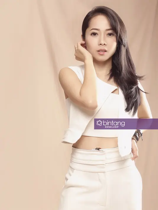 "Sebenarnya dari dulu mimpi aku sebagai penyanyi,itu satu. Trus yang kedua dari kelas 3 SD sampai 1 SMP itu aku memang les vokal klasik di Elfa Secioria, jadi nggak ada salahnya ketika orang ingin mencapai cita-cita," ujarnya. (Febio Hernanto/Bintang.com)