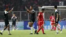 Gelandang Persija, Ramdani Lestaluhu tertunduk usai pemain Home United mencetak gol ketiga pada laga kedua Semifinal Zona Asia Tenggara Piala AFC 2018 di Stadion GBK, Jakarta, Selasa (15/5). Persija kalah 1-3. (Liputan6.com/Helmi Fithriansyah)