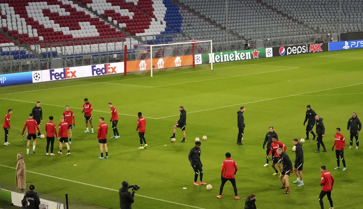 Para pemain Salzburg melakukan pemanasan saat sesi latihan sebelum leg kedua babak 16 besar Liga Champions di Munich, Jerman, Senin (7/3/2022). RB Salzburg akan bertandang ke markas Bayern Munchen di Allianz Arena pada Rabu (9/3) dini hari WIB. (AP Photo/Matthias Schrader)