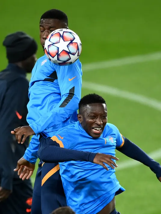 Pemain bertahan Leipzig, Ibrahima Konate (kiri) menyundul bola saat sesi latihan di stadion Parc des Princes di Paris (23/11/2020). Leipzig akan bertanding melawan PSG pada Grup H Liga Champions. (AFP/Franck Fife)
