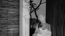 Dirancang oleh Hian Tjen, Patricia Gouw berbalut bridal robe dengan nuansa putih yang effortless [instagram/hiantjen]
