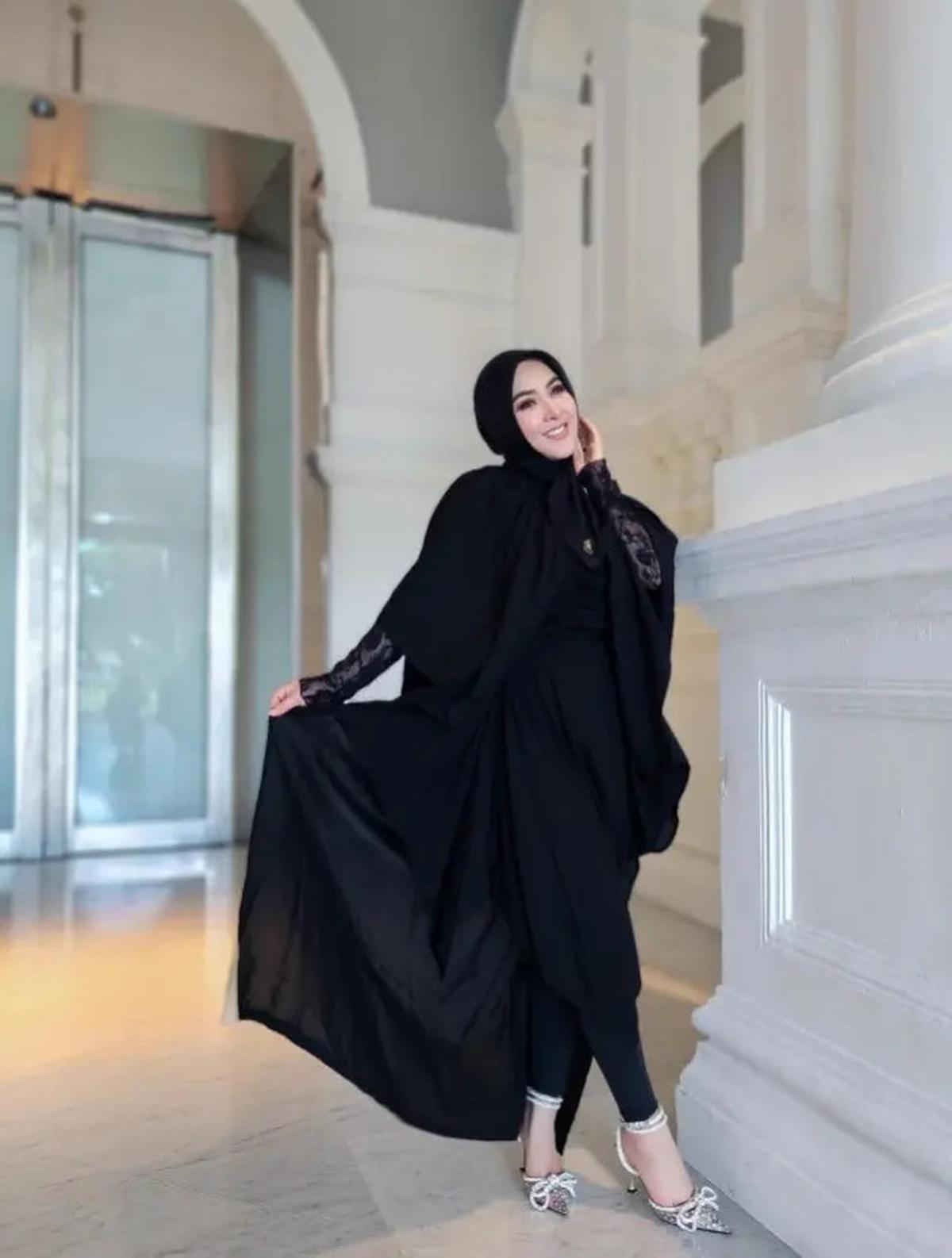 10 Inspirasi Padu Padan Atasan Hitam ala Syahrini, Tampil Menawan di Berbagai Kesempatan