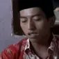 Rasa prihatin kurangnya pelajaran ilmu agama Islam di kalangan anak-anak warga sekitar, pedagang cilok ini merangkap jadi guru ngaji.