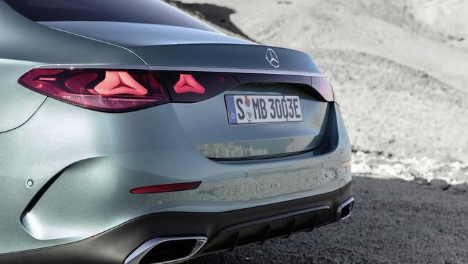 Detail lampu belakangnya unik.  Logo bintang Mercedes-Benz dikelilingi oleh bar LED yang menggemaskan.  Lampu kanan dan kiri dihubungkan dengan ornamen mika berwarna merah di tengahnya.  Tailgate juga memiliki detail seperti buntut bebek yang menambah kesan dinamis.  (Sumber: caranddriver.com)