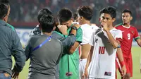 Kiper Timnas Filipina U-19 menangis setelah gawangnya kebobolan empat kali oleh Timnas Indonesia U-19, Kamis (5/7/2018) di Stadion Gelora Delta, Sidoarjo. (Bola.com/Aditya Wany)