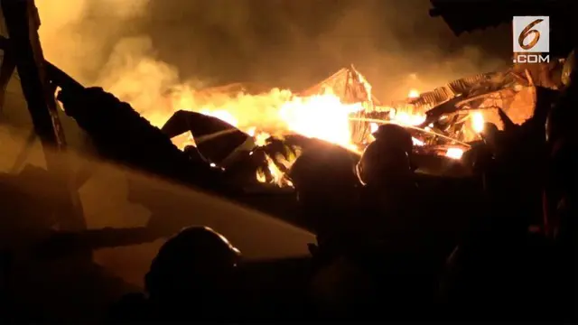 3 buah gudang kayu eksport hangus terbakar. Kebakaran sempat membuat panik warga yang tinggal di sekitar komplek pergudagan tersebut