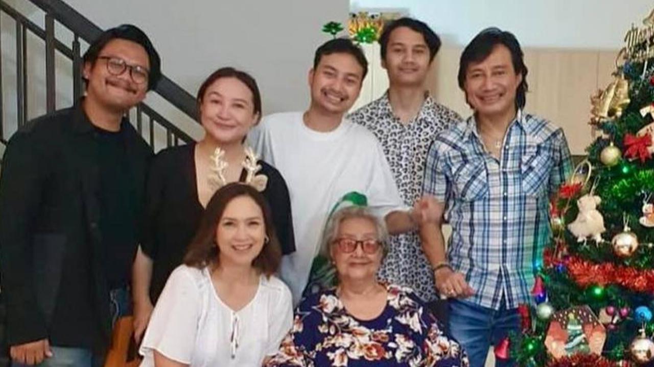 Penuh Kehangatan dan Kebahagiaan, Potret Perayaan Natal Ira Wibowo dan Katon Bagaskara Bersama Keluarga Besar