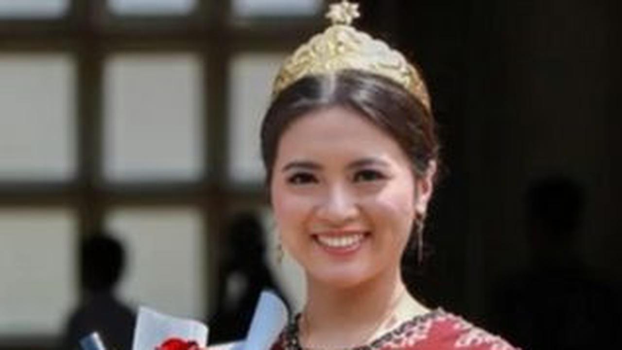 Dia resmi dilantik dan menjalani sumpah dokter pada tahun 2022 lalu. <br><br>Potret cantik Angela Perkasa saat menjalani sumpah dokter di UGM.