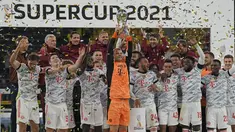 Kiper Bayern Manuel Neuer memegang trofi di depan timnya setelah memenangkan pertandingan Supercup Jerman melawan Borussia Dortmund di Signal Iduna Park Dortmund, Jerman, Rabu (18/8/2021). Munchen berhasil meraih gelar Piala Super Jerman usai mengalahkan atas Dortmund 3-1. (AP Photo/Martin Meissner)