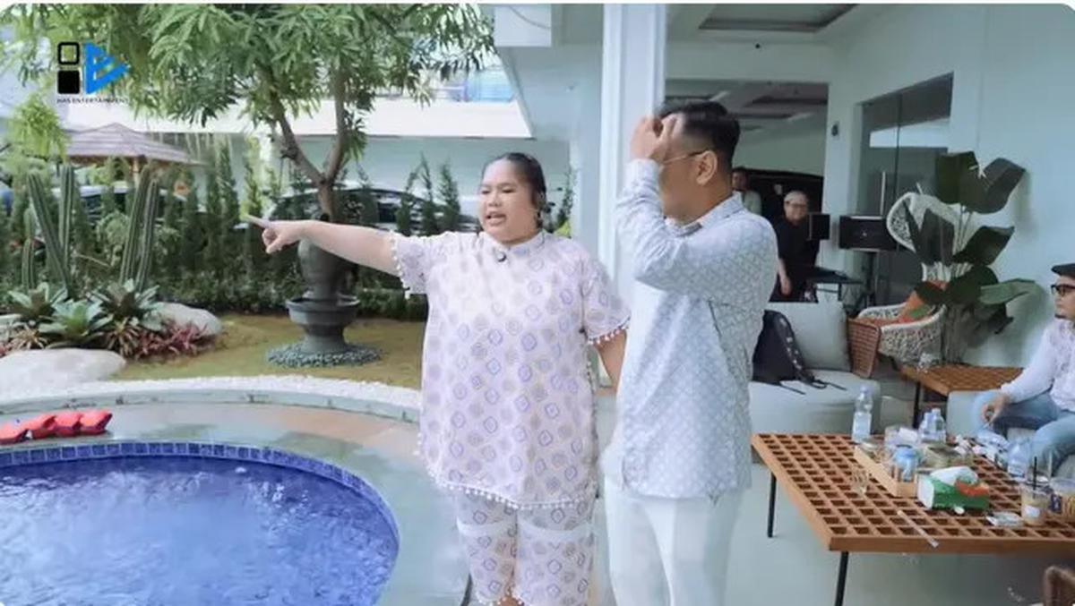 6 Potret Halaman Rumah Irish Bella, Kolam Renang Jadi Spot Favorit Anak-anak