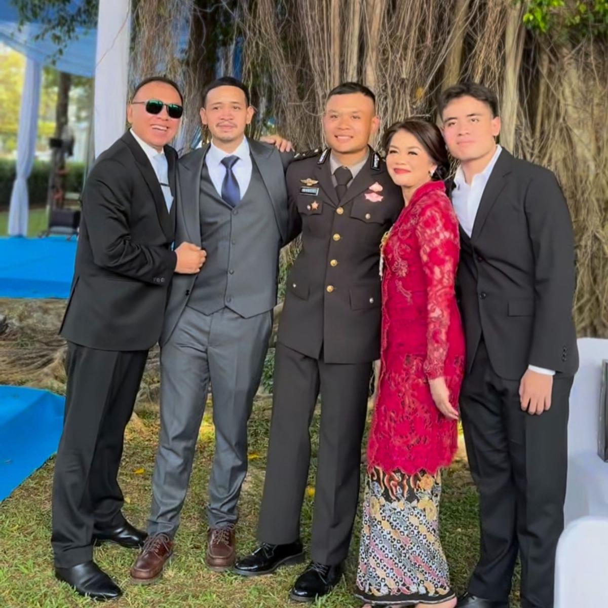 Peluk cium Iwan Bule ke anak lulusan Akpol dilantik Prabowo