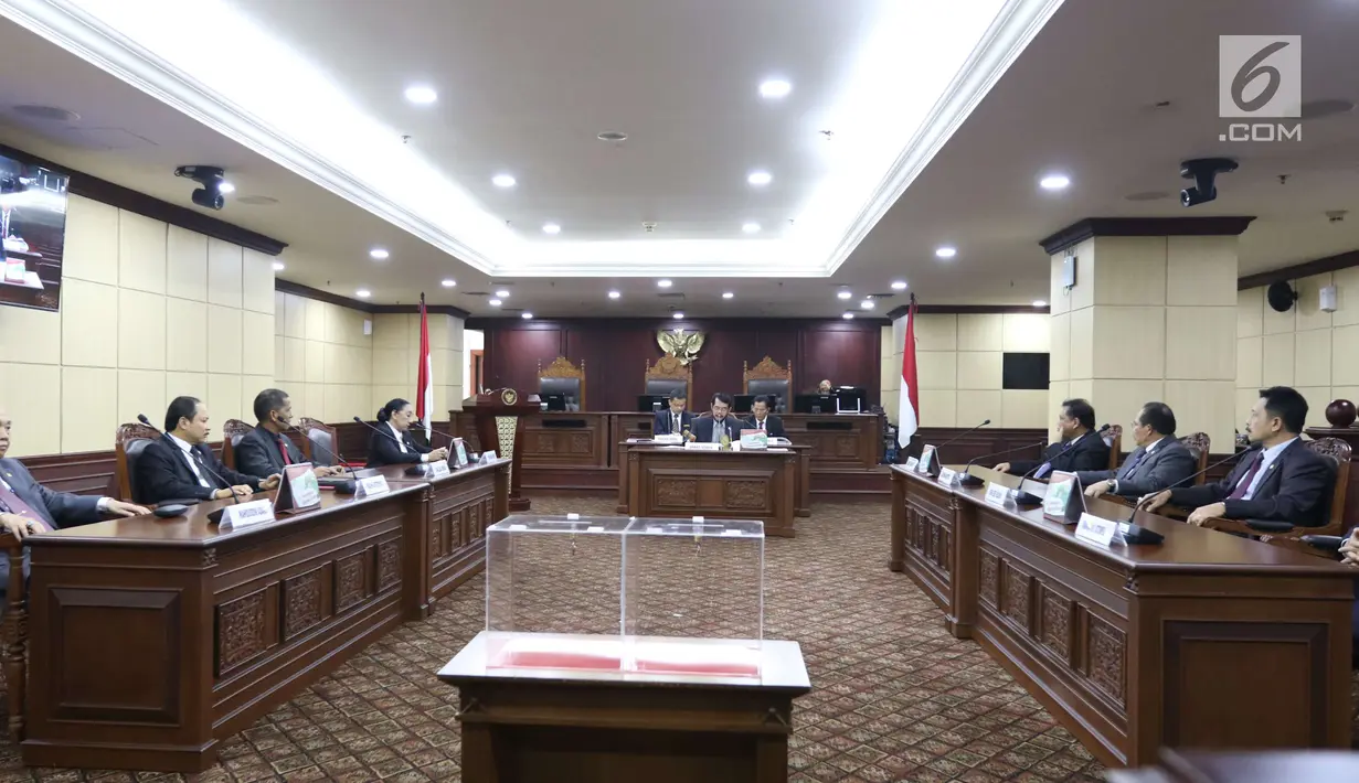 Suasana saat pemilihan ketua Mahkamah Konstitusi di Jakarta, Senin (2/3). Pemilhan ketua baru MK dilakukan lantaran Arief Hidayat telah mengakhiri masa jabatan sebagai hakim konsitusi periode 2013-2018. (Liputan6.com/Angga Yuniar)