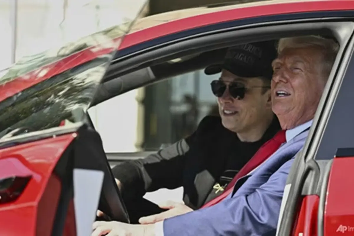 Presiden Donald Trump dan CEO Tesla Elon Musk saat duduk di dalam kendaraan Tesla Model S berwarna merah di Halaman Selatan Gedung Putih, Selasa, (11/3/2025).