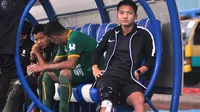 Syahrian Abimanyu memberi dukungan kepada Sriwijaya FC di Stadion Kanjuruhan, Kabupaten Malang, Minggu (9/12/2018). (Bola.com/Iwan Setiawan)