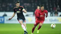 Striker Midtjylland, Vaclav Kadlec (kanan) saat berusaha mengejar gelandang Manchester United, Michael Carrick, pada leg pertama 32 besar Liga Europa, di Stadion MCH Arena, Kamis atau Jumat (19/2/2016) dini hari WIB. (AFP/Henning Bagger)