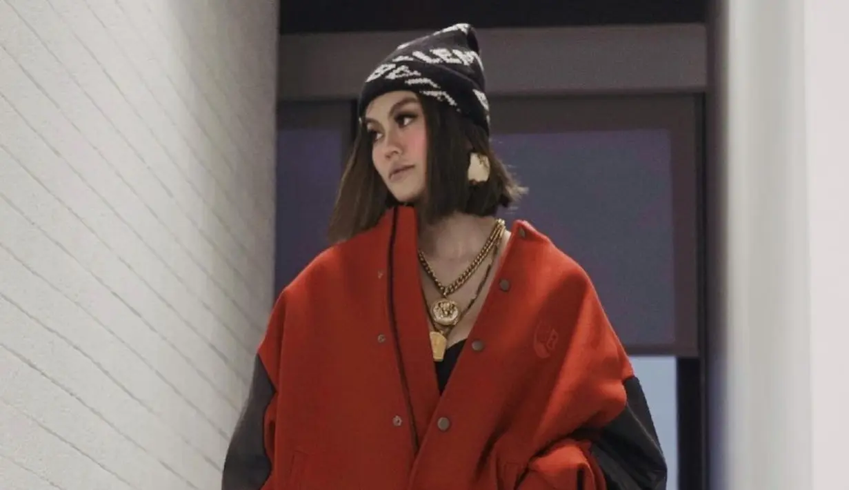 Dengan gaya mereka yang sefrekuensi, tak ada yang menyadari jika Agenz Mo dan Adam Rosyadi memiliki perbedaan usia 13 tahun, bukan? (Foto: Instagram @agnezmo)