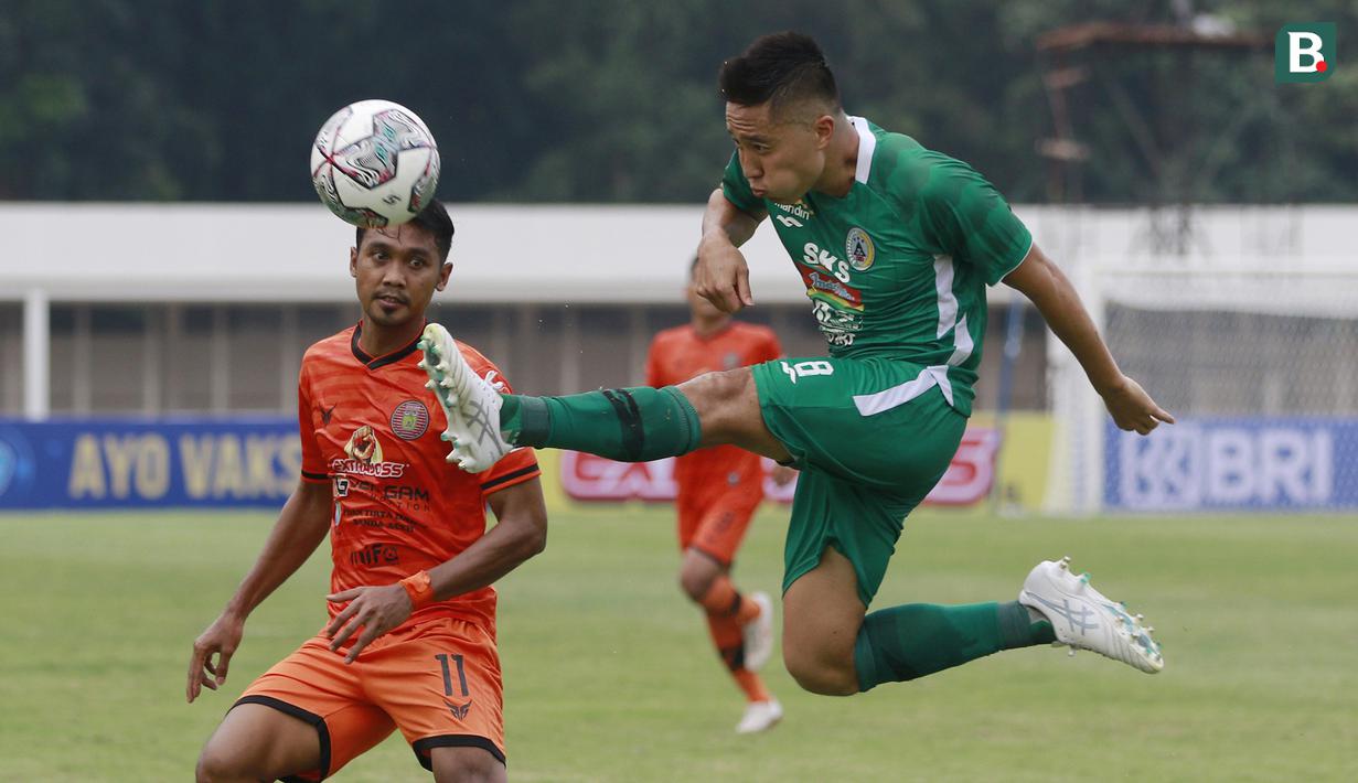 Pemain PSS Sleman, Arthur Irawan (kanan) menendang bola saat melawan Persiraja Banda Aceh dalam laga pekan kedua BRI Liga 1 2021/2022 di Stadion Madya, Jakarta, Sabtu (11/9/2021). (Foto: Bola.Com/M. Iqbal Ichsan)