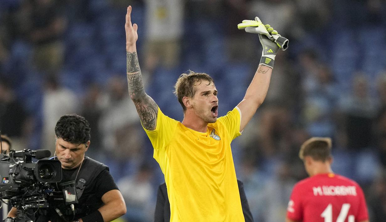 Mencetak gol memang bukanlah tugas dari seorang kiper atau penjaga gawang. Namun jika seorang kiper mampu mencetak gol, apalagi dalam sebuah laga Liga Champions tentu menjadi hal yang istimewa. Tercatat, hanya ada 4 kiper yang mampu mencetak gol sepanjang sejaarh Liga Champions hingga kini. Siapa saja? Berikut daftar keempatnya. (AP Photo/Andrew Medichini)