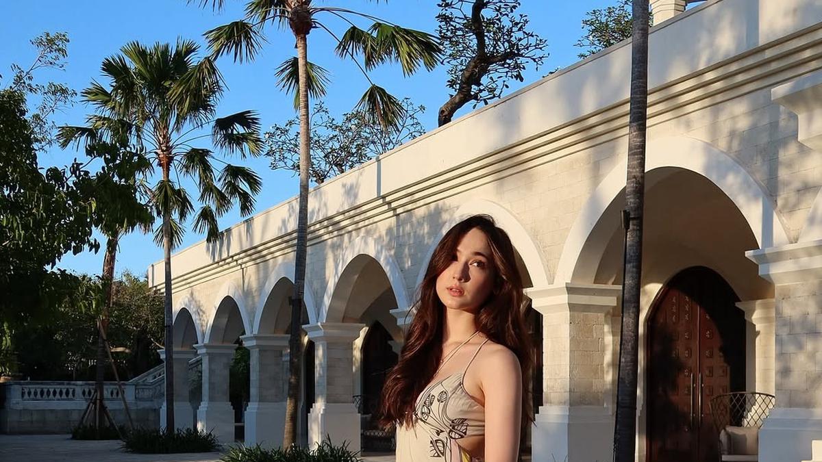 Laura Moane Tampil Elegan dengan Resort Wear Bernuansa Tropis Saat Liburan di Uluwatu Bali
