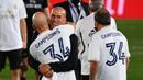 Pelatih Real Madrid, Zinedine Zidane, merayakan juara La Liga usai timnya mengalahkan Villreal pada laga lanjutan pekan ke-37 di Estadio Alfredo Di Stefano, Jumat (17/7/2020) dini hari WIB. (AFP/Gabriel Bouys)