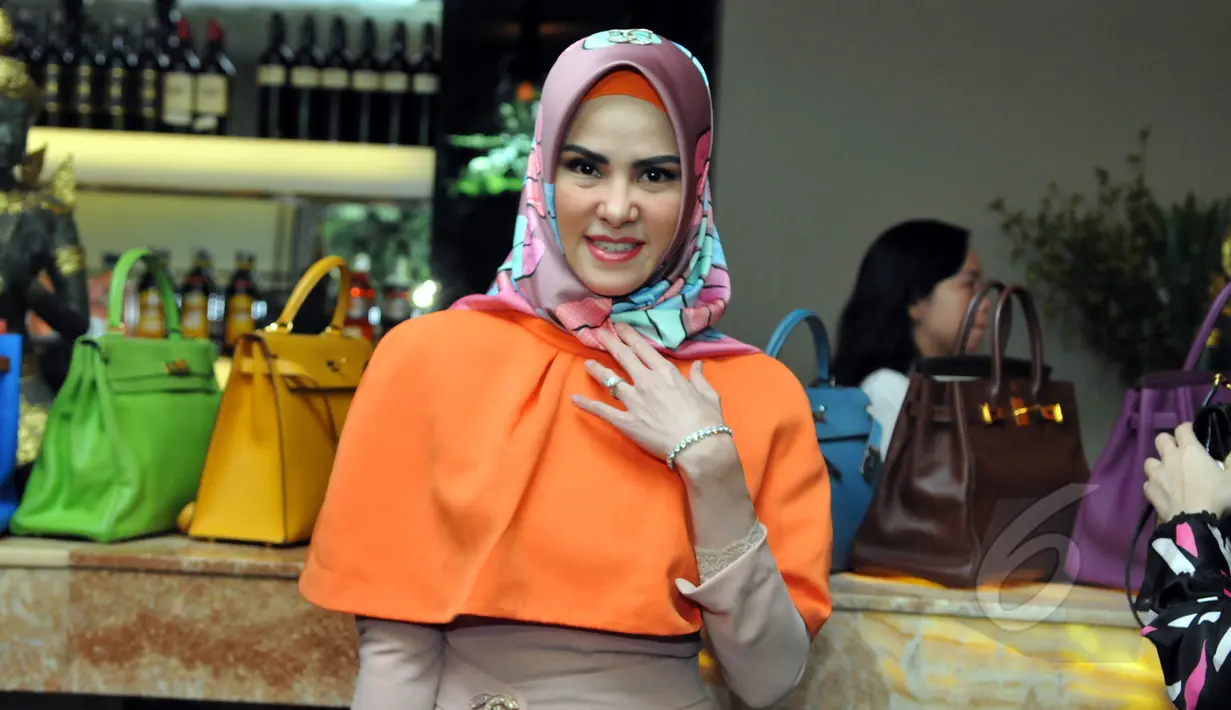 Selebriti sekaligus sosialita Angel Lelga saat ditemui di Plaza Senayan, Jakarta, Jumat (10/4/2015). (Liputan6.com/Panji Diksana)