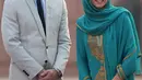 Pangeran William dan Kate Middleton mengunjungi Masjid Bahashi yang bersejarah di Lahore, Pakistan, Kamis (17/10/2019). Sementara Pangeran William tampil formal dengan setelan jas krem dipadu kemeja dusty blue serta dasi hitam. (Photo by AAMIR QURESHI / AFP)