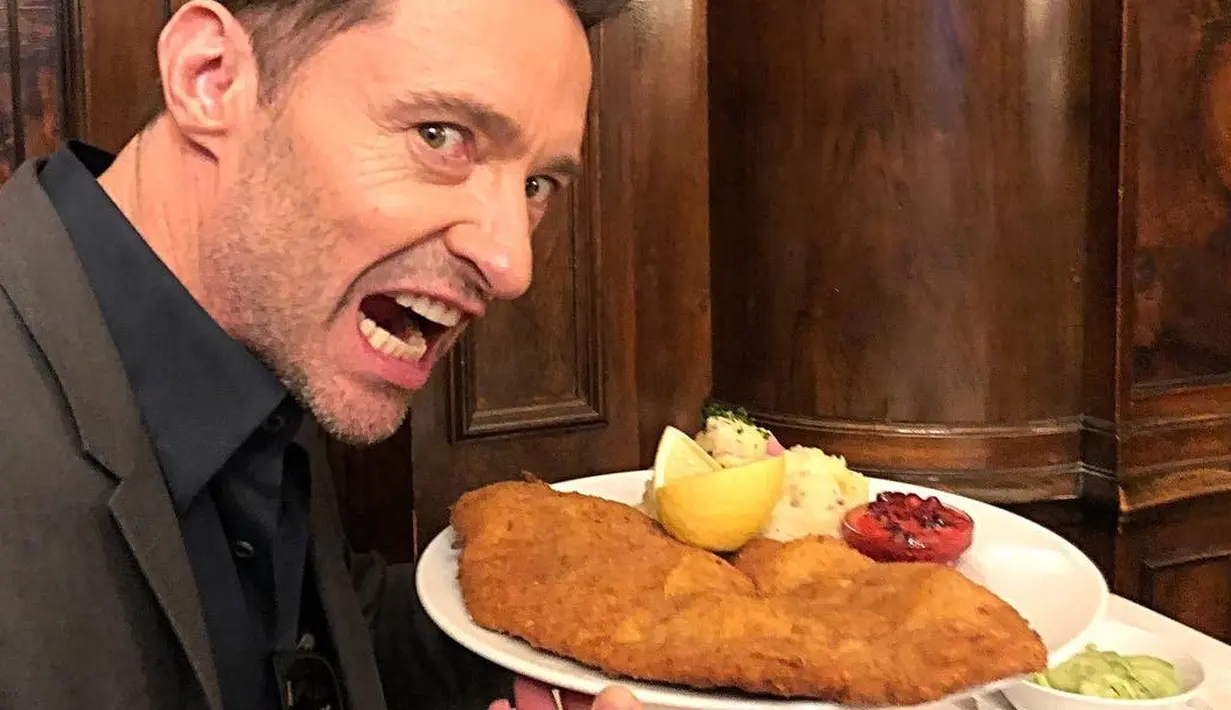 Hugh Jackman kayaknya sudah tak lagi bisa menunggu untuk menyantap cotoletta alla milanese. Lihat aja tuh mukannya! (instagram/thehughjackman)