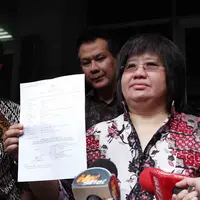 Merasa dirugikan oleh pembajak, Falcon melaporkan dua orang yang diduga melakukan pembajakan. Eksekutif produser Falcon Pictures, HB Naveen didampingi kuasa hukumnya melaporkan oknum yang melakukan live streaming tersebut. (Deki Prayoga/Bintang.com)