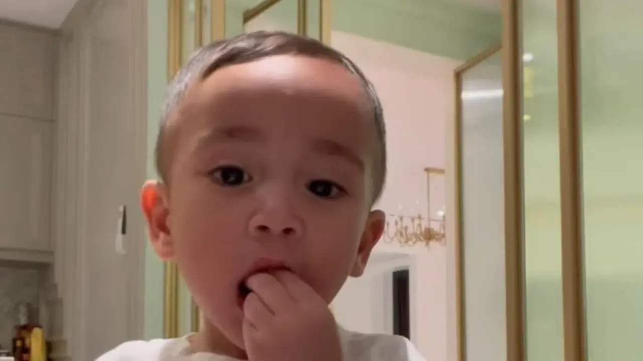 Rayyanza Malik Ahmad Alias Cipung Tampak Lahap Menyantap Lele Goreng. Akankah Anak Raffi Ahmad Ini Kembali Membuat Ikan Lele Viral seperti Ikan Shasimo (instagram.com/riniperdiyanti)