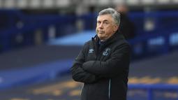 Pelatih Everton, Carlo Ancelotti, memperhatikan pemainnya saat menghadapi Southampton pada laga lanjutan Premier League pekan ke-34 di Goodison Park, Jumat (10/7/2020) dini hari WIB. Everton bermain imbang 1-1 atas Southampton. (Michael Regan/Pool via AP)