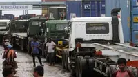Antrian truk pembawa peti kemas di pintu masuk Terminal Peti Kemas Koja, Jakut, Jumat (16/4). Aktifitas Terminal Peti Kemas Koja kembali normal.(Antara)